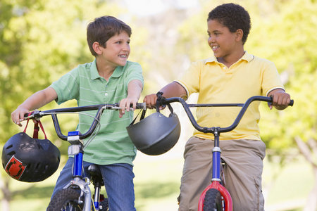 两个骑自行车的男孩在户外微笑