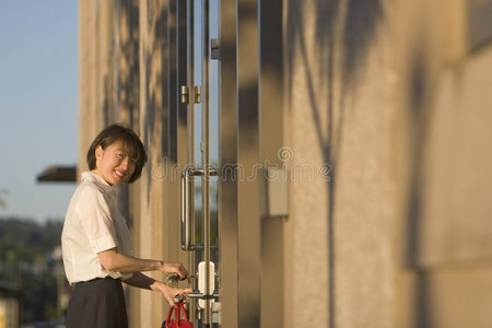 带钥匙的女性操作门垂直