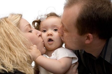 父母亲吻女婴，与世隔绝