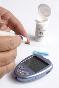 糖尿病患者检测她的血糖水平图片