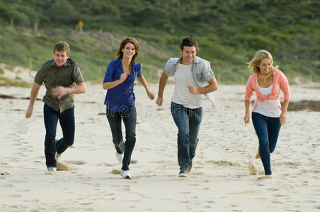 海滩奔跑图片
