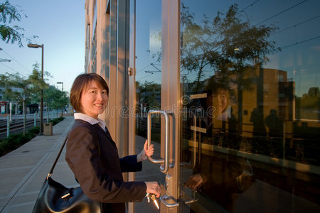 西服女子开门-横照片