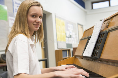 女学生在音乐课上弹钢琴