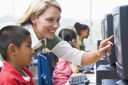 幼儿园孩子学会使用电脑图片