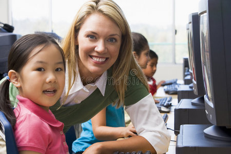幼儿园孩子学会使用电脑图片