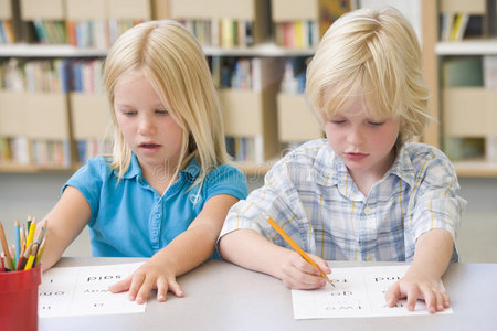 幼儿园孩子学写字图片