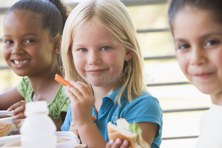 幼儿园孩子吃午饭