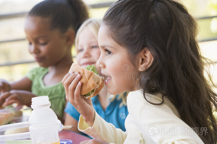 幼儿园孩子吃午饭