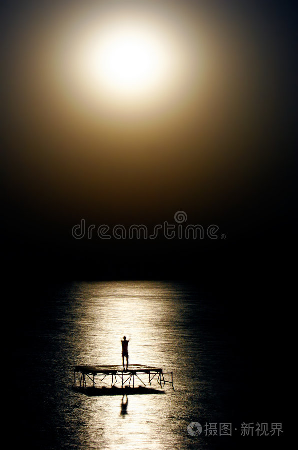 静夜,月夜悲伤孤独的少年站在湖边月光下的人夜间渔夫希望还是绝望?