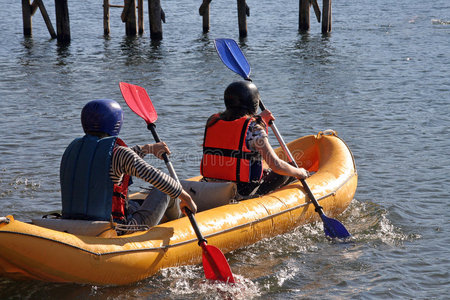 两个人在船上照片