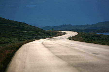 路长制漫长的道路照片