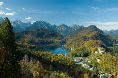 湖城堡和小村庄