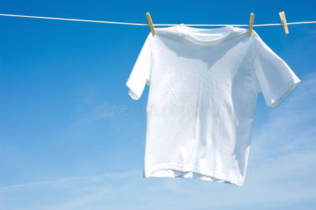 晾衣绳上的纯白t恤
