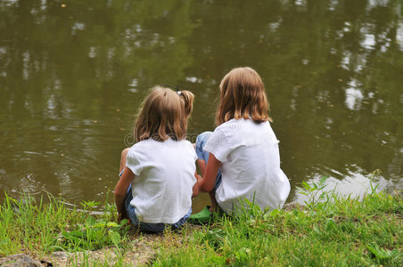 湖边的两个小女孩