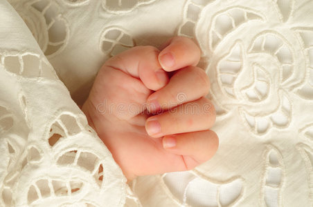 小手小手一只年轻的小手, 把一颗红色的心递给老人的旧手用复制空间来