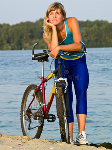 女自行车运动员在户外摆姿势