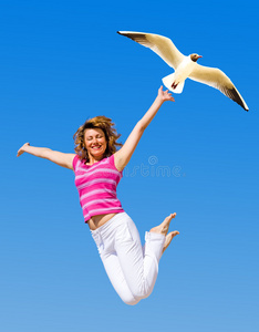 一群人跳起来图片