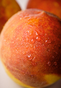 女孩正在买水果在市场上的桃子蜜饯, 水果在罐子里晒干出售, 猕猴桃