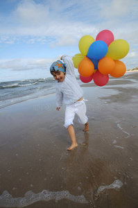 小女孩在沙滩上玩气球