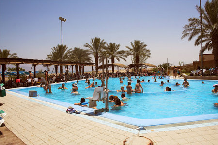 露天游泳池图片