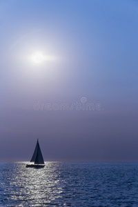 日落与帆船