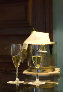 酒店套房内的香槟酒杯和酒瓶图片