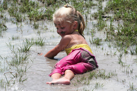 橘子溅在水里漂亮的小女孩在水里甩头发芒果溅在水里笑宝宝在水里和