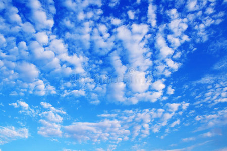 多云晴朗的天空图片