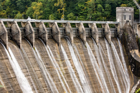 三峡大坝泄洪图片