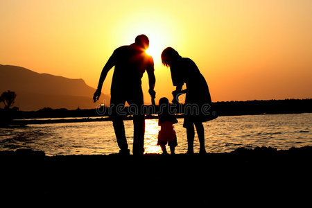 白天剪影快乐三口之家玩剪影照片