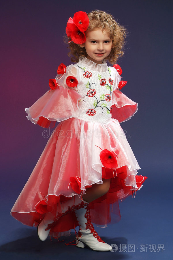 小公主穿仙女装的小女孩公主复古座椅上的金发时尚小女孩穿短裙戴蝴蝶