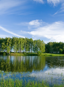 夏季湖泊与云景