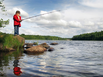 钓鱼的小女孩用鱼竿在湖上钓鱼图片