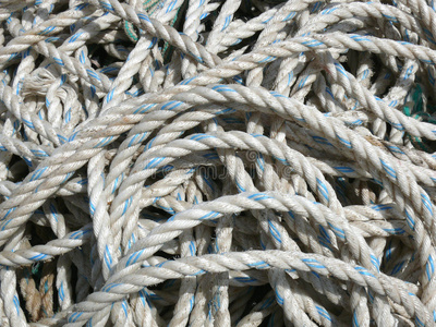 纸做的爱心挂在绳子上明亮的背景上绳子与系泊绳缠绕在一起的系泊柱.