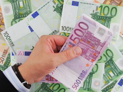商人的手拿500欧元照片