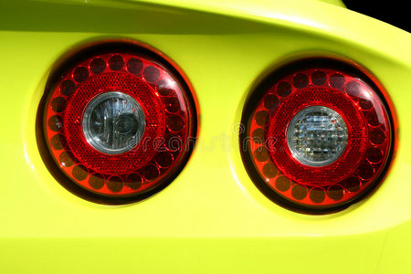 黄色跑车红色尾灯