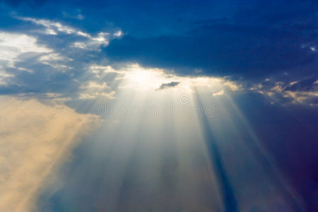 穿过乌云的光线穿过云层的光束阳光穿过云层阳光穿过云层穿过云层金色