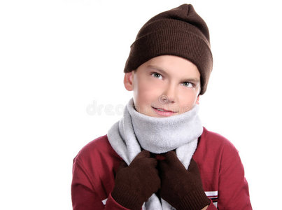 穿着冬装微笑的少年儿童图片