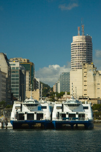 niteroi港的两艘驳船