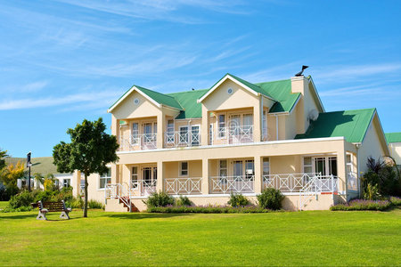 貒大房子漂亮的大房子,草坪,长凳照片