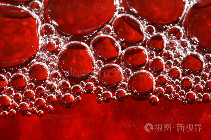 玻璃瓶下有气泡的红水