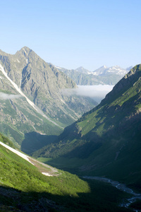 高加索山峡谷景观