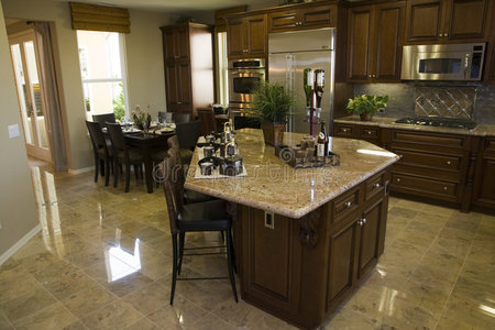 现代设计厨房，地板铺瓷砖。