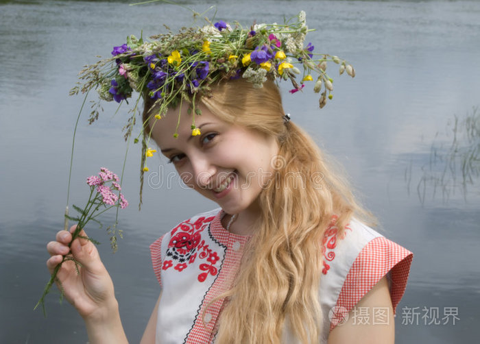 戴着花冠的姑娘