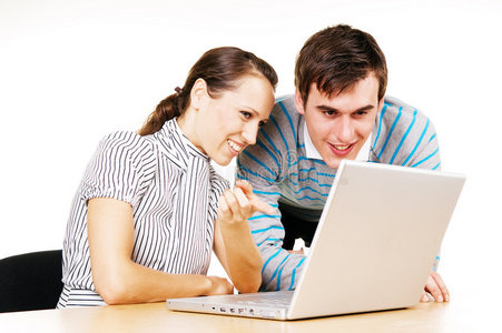 男男女女看着笔记本电脑的显示器