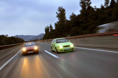 调整赛车在高速公路上的速度图片