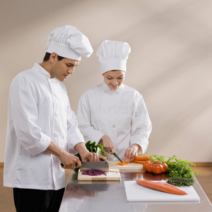 厨师们准备和切菜照片