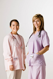 护士同事戴着纱布和听诊器