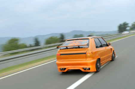橙色跑车开得快