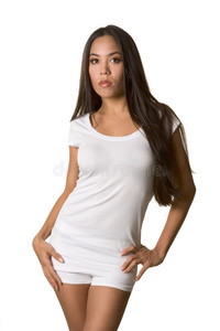身穿白色t恤和短裤的年轻少数民族妇女